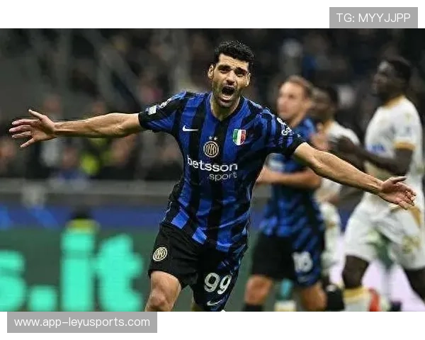 球员在欧冠比赛后被评为月度最佳并获颁奖，欧冠年度最佳球员