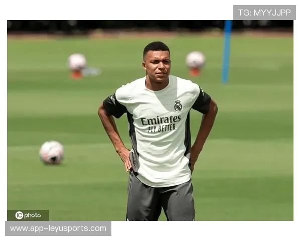 姆巴佩在训练中为新秀指点战术，展现领袖潜质