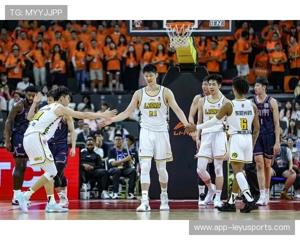 CBA冠军之争激烈，广东宏远与辽宁本钢接连称霸赛场